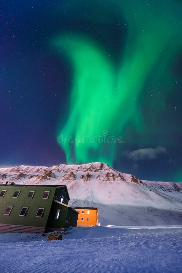 La estrella ártica polar Noruega Svalbard del cielo del aurora borealis de la aurora boreal en montañas de la ciudad de Longyearb foto de archivo La estrella ártica polar Noruega Svalbard del cielo del aurora borealis de la aurora boreal en montañas de la ciudad de Longyearb foto de archivo
