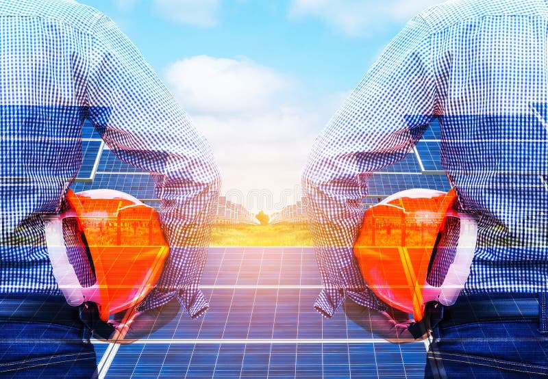 La exposición doble dirige llevar a cabo la estación de la energía solar del frente del casco de seguridad fotografía de archivo La exposición doble dirige llevar a cabo la estación de la energía solar del frente del casco de seguridad fotografía de archivo