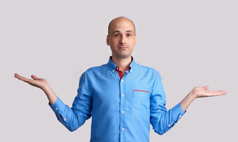 La fabricación calva del hombre no conoce gesto imágenes de archivo libres de regalías La fabricación calva del hombre no conoce gesto imágenes de archivo libres de regalías