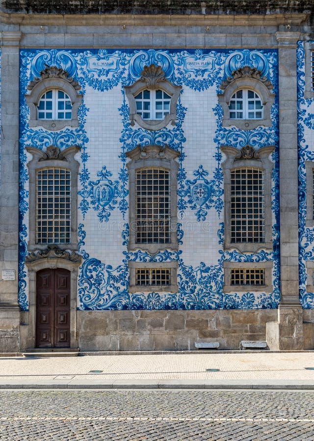 La facciata storica tradizionale a Oporto ha decorato con le mattonelle latta-lustrate dipinte a mano blu, Oporto, Portogallo fotografia stock libera da diritti La facciata storica tradizionale a Oporto ha decorato con le mattonelle latta-lustrate dipinte a mano blu, Oporto, Portogallo fotografia stock libera da diritti