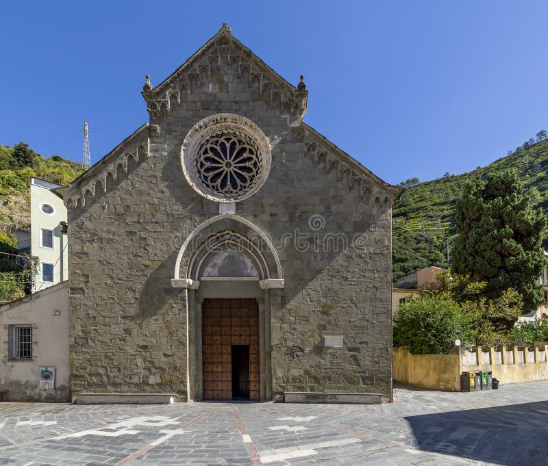 La fachada de la iglesia hermosa de San Lorenzo en Manarola, Cinque Terre, Liguria, Italia imagen de archivo La fachada de la iglesia hermosa de San Lorenzo en Manarola, Cinque Terre, Liguria, Italia imagen de archivo