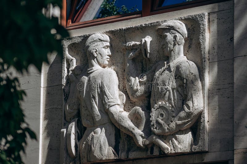 La fachada de un edificio soviético en el centro de bratislava fotografía de archivo libre de regalías
