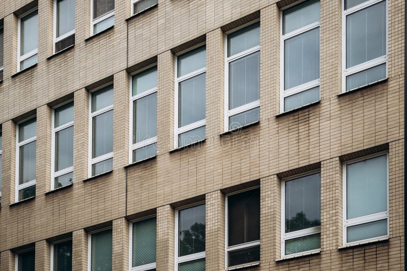La fachada de un edificio soviético en el centro de bratislava fotografía de archivo