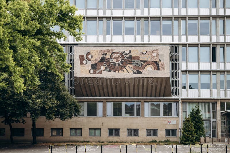 La fachada de un edificio soviético en el centro de bratislava fotografía de archivo libre de regalías