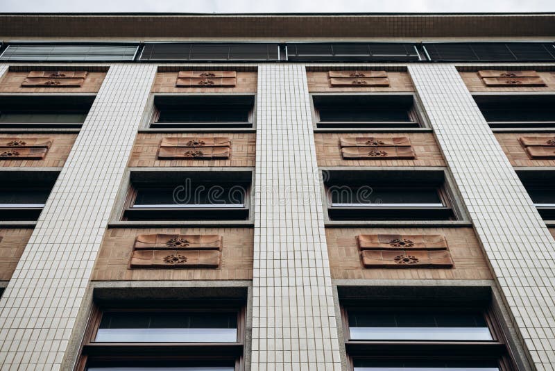 La fachada de un edificio soviético en el centro de bratislava fotos de archivo libres de regalías