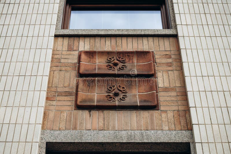 La fachada de un edificio soviético en el centro de bratislava foto de archivo