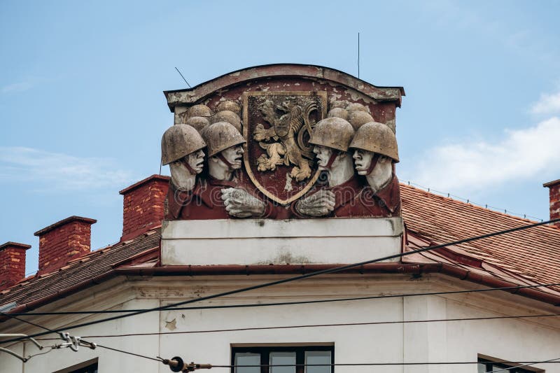 La fachada de un edificio soviético en el centro de bratislava imagen de archivo