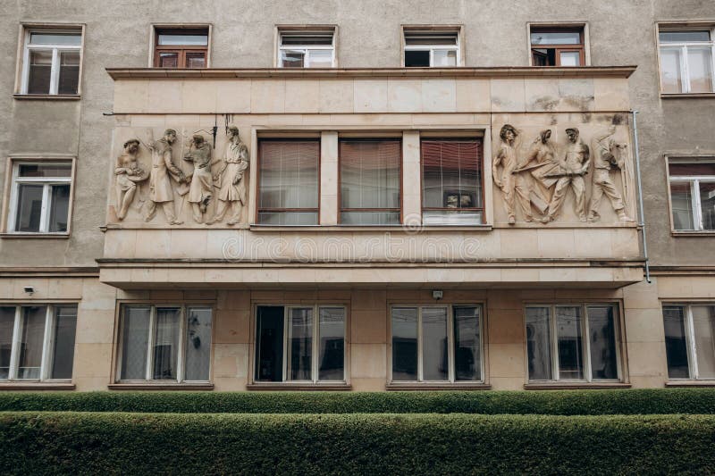 La fachada de un edificio soviético en el centro de bratislava foto de archivo