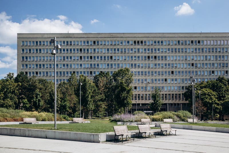 La fachada de un edificio soviético en la plaza de la libertad en bratislava fotos de archivo