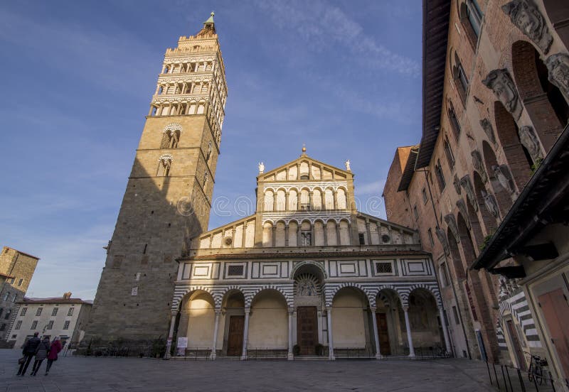 La fachada hermosa de la catedral de San Zeno en Pistóia, Toscana, Italia imagen de archivo La fachada hermosa de la catedral de San Zeno en Pistóia, Toscana, Italia imagen de archivo