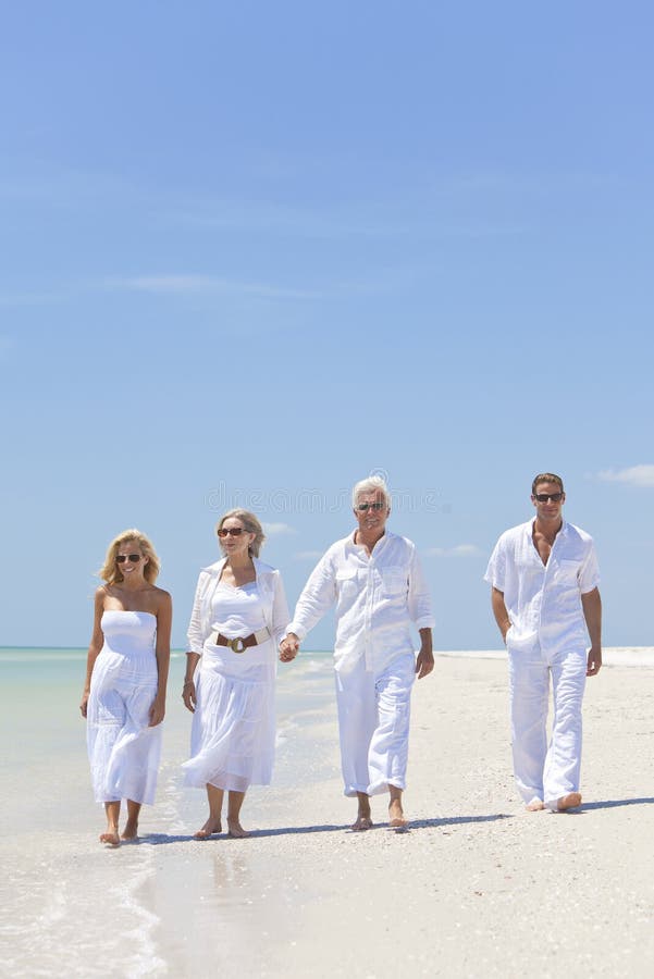 La famiglia degli anziani della gente coppia le generazioni sulla spiaggia immagine stock libera da diritti La famiglia degli anziani della gente coppia le generazioni sulla spiaggia immagine stock libera da diritti