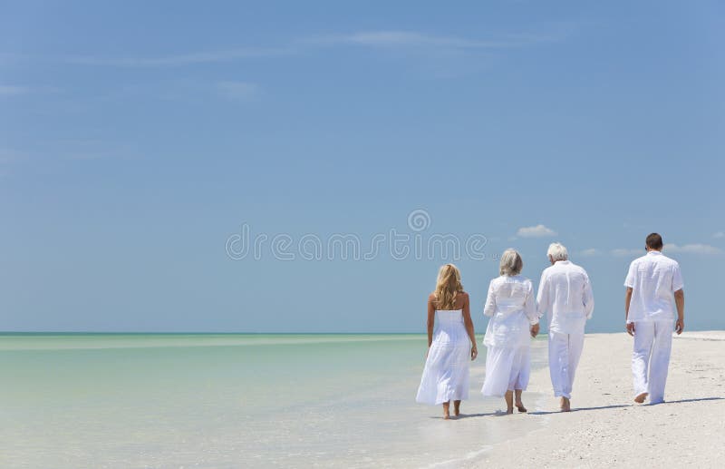 La famiglia degli anziani della gente coppia le generazioni sulla spiaggia immagine stock La famiglia degli anziani della gente coppia le generazioni sulla spiaggia immagine stock