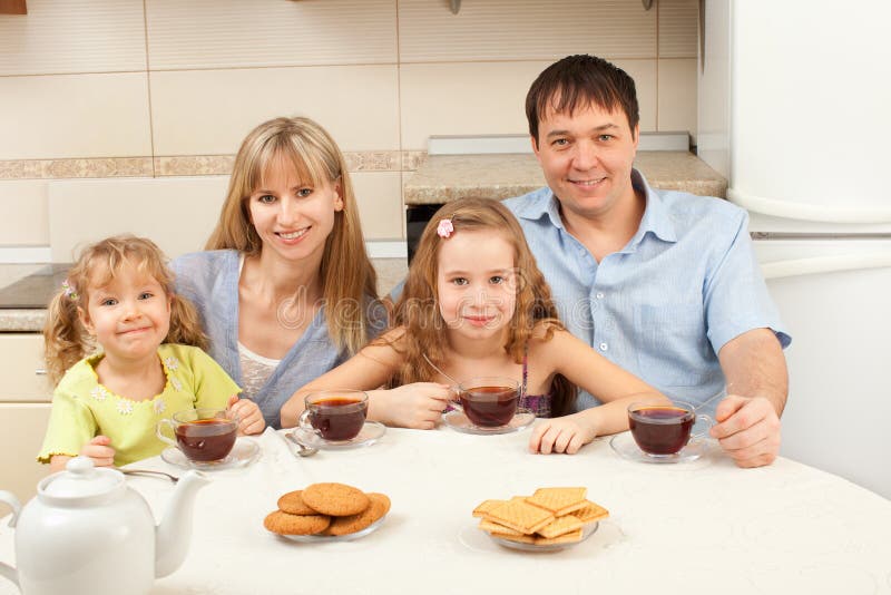 La famiglia felice beve il tè immagini stock libere da diritti La famiglia felice beve il tè immagini stock libere da diritti