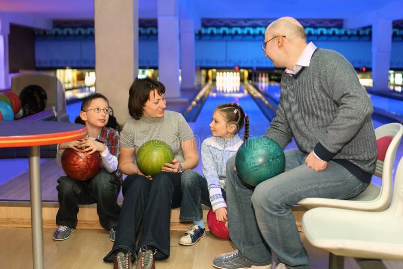 La famiglia nel resto e comunica nel randello di bowling