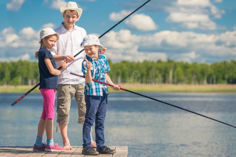 La famiglia passa il tempo su pesca, la gente sul pilastro immagine stock La famiglia passa il tempo su pesca, la gente sul pilastro immagine stock