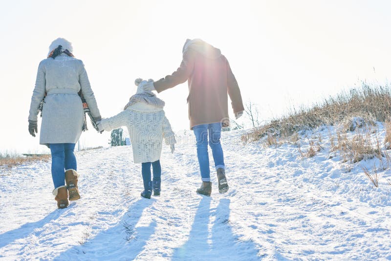 La famiglia richiede un inverno che fa un'escursione il giro immagini stock La famiglia richiede un inverno che fa un'escursione il giro immagini stock