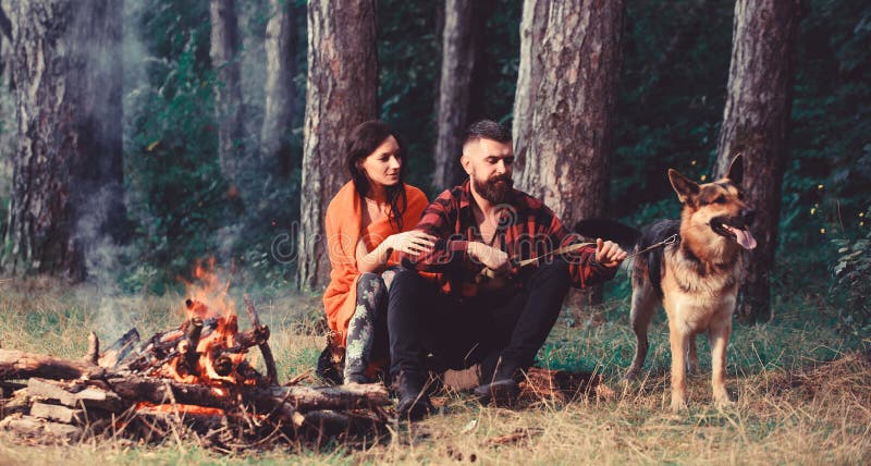La famiglia si rilassa il concetto Coppie nell'amore o in giovane famiglia felice fotografia stock La famiglia si rilassa il concetto Coppie nell'amore o in giovane famiglia felice fotografia stock