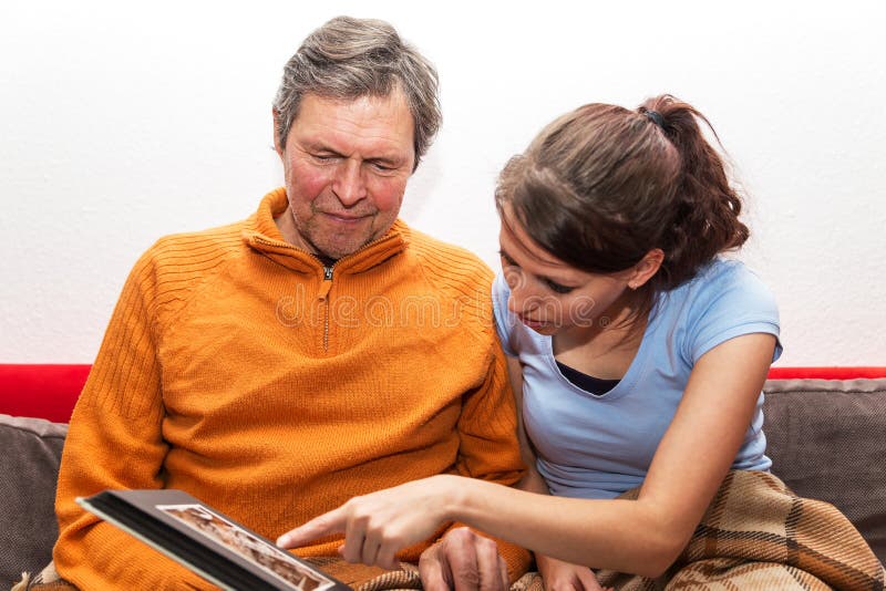 La famiglia sta guardando un album di foto fotografia stock libera da diritti La famiglia sta guardando un album di foto fotografia stock libera da diritti