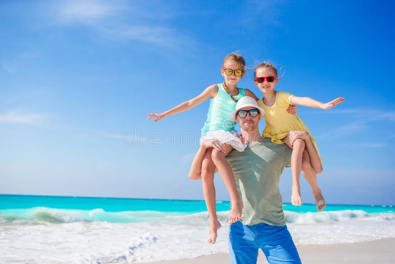 La familia de papá y los niños que caminan en la playa tropical blanca en la isla caribeña se divierten mucho imágenes de archivo libres de regalías La familia de papá y los niños que caminan en la playa tropical blanca en la isla caribeña se divierten mucho imágenes de archivo libres de regalías