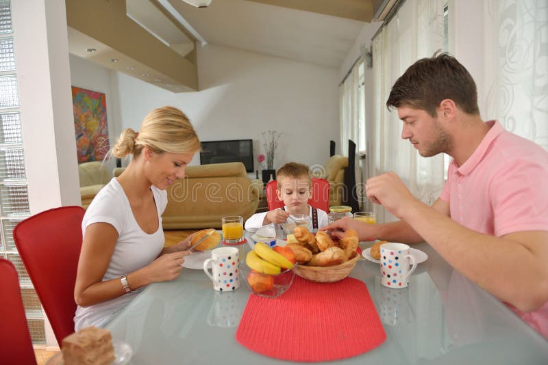 La familia desayuna sano en casa imagenes de archivo La familia desayuna sano en casa imagenes de archivo