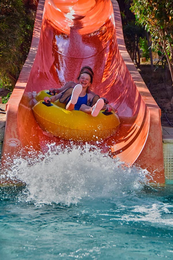 La familia feliz disfruta de los toboganes acuáticos en Aqua Park imagenes de archivo La familia feliz disfruta de los toboganes acuáticos en Aqua Park imagenes de archivo