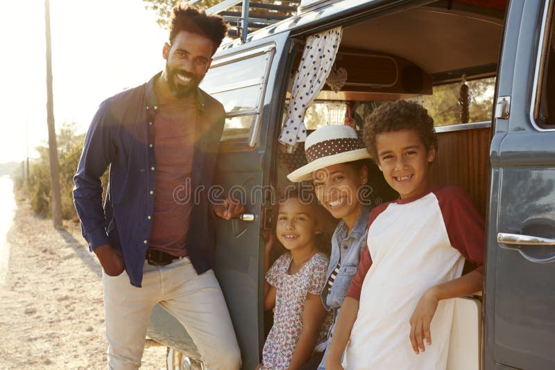 La familia joven hace una parada en un viaje por carretera en su autocaravana