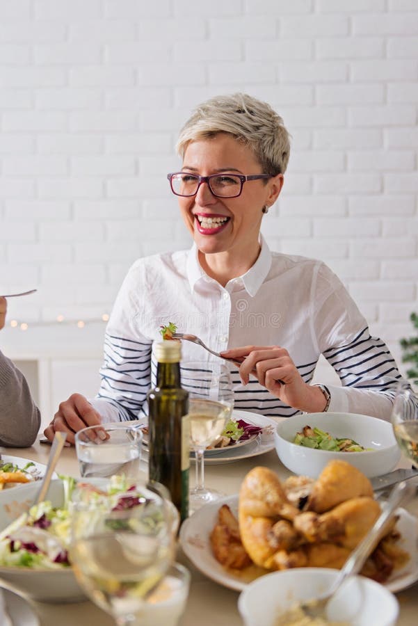 La familia recolectó durante días de fiesta de la Navidad, celebrando, almorzando imágenes de archivo libres de regalías La familia recolectó durante días de fiesta de la Navidad, celebrando, almorzando imágenes de archivo libres de regalías