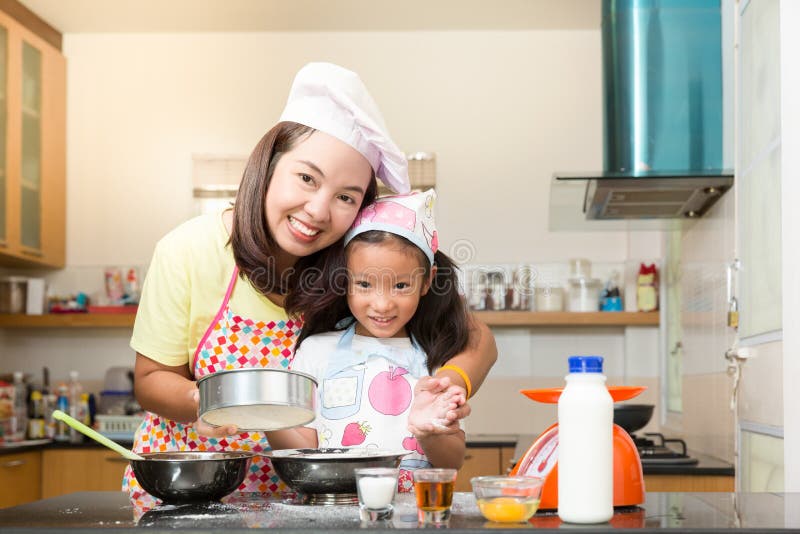 La famille asiatique ont plaisir à faire la crêpe, la mère asiatique et l'enj de fille photo stock La famille asiatique ont plaisir à faire la crêpe, la mère asiatique et l'enj de fille photo stock