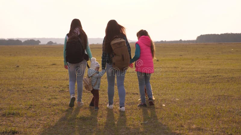 La famille avec des sacs? dos voyage avec un chien travail d'? quipe d'une famille tr? s unie m? re, filles et touristes? la maiso image stock