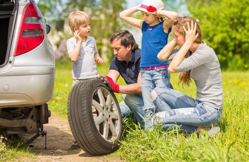 la famille change le pneu de la voiture image stock la famille change le pneu de la voiture image stock