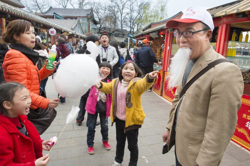 La famille chinoise a l'amusement avec la barbe de sucrerie de coton image stock