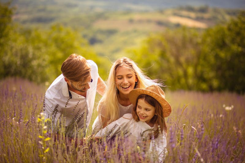 La famille dans un champ de lavande images stock