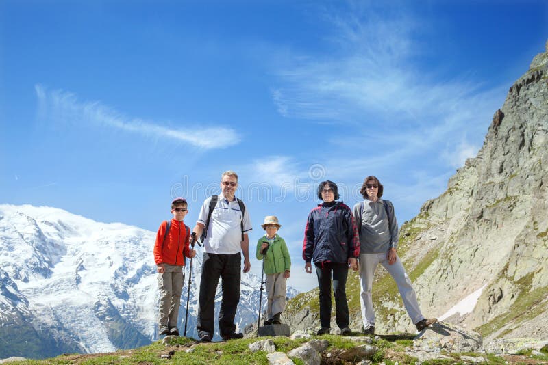 La famille de cinq personnes reste contre le massif de Mont Blanc image libre de droits La famille de cinq personnes reste contre le massif de Mont Blanc image libre de droits