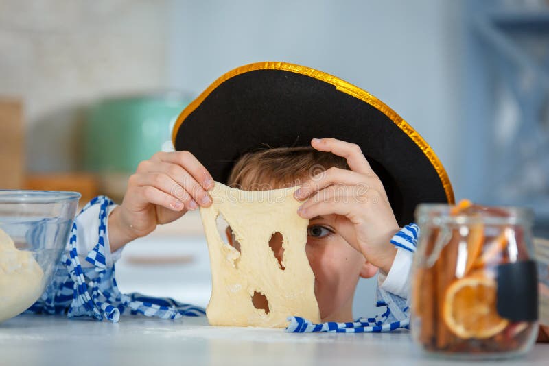 La famille fait cuire ensemble Le fils malaxe la pâte avec de la farine image libre de droits La famille fait cuire ensemble Le fils malaxe la pâte avec de la farine image libre de droits