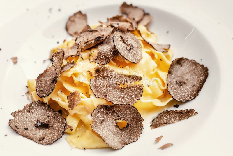 La famosa prelibatezza italiana è pasta con tartufi. piatto del giorno dello chef