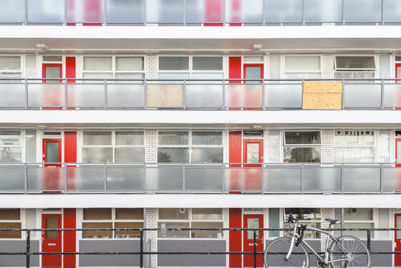 La fa?ade d'un bloc Churchill de logement municipal fait du jardinage ? Londres image libre de droits La fa?ade d'un bloc Churchill de logement municipal fait du jardinage ? Londres image libre de droits