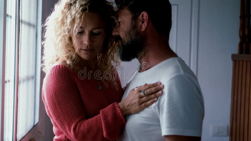 La feliz y feliz familia de adultos mayores en el hogar y disfrutar de la computadora portátil juntos de generaciones diversas y d almacen de metraje de vídeo