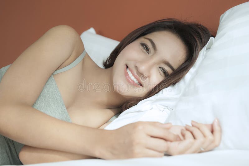 La femelle asiatique se réveillent juste le matin images libres de droits La femelle asiatique se réveillent juste le matin images libres de droits
