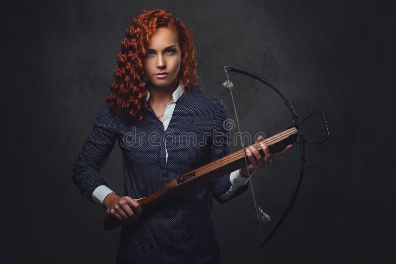 La Femelle Rousse Tient L'arbalète Image stock - Image du médiéval