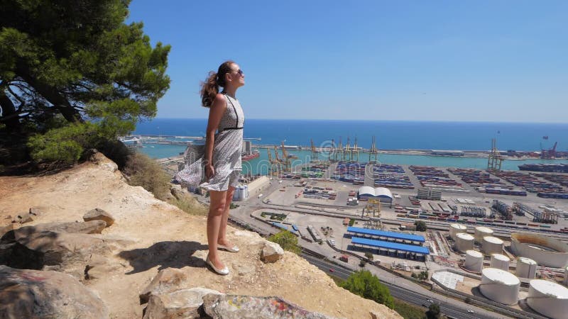 La femme apprécient le soleil sur le dessus de montagne, Barcelone, Montjuic