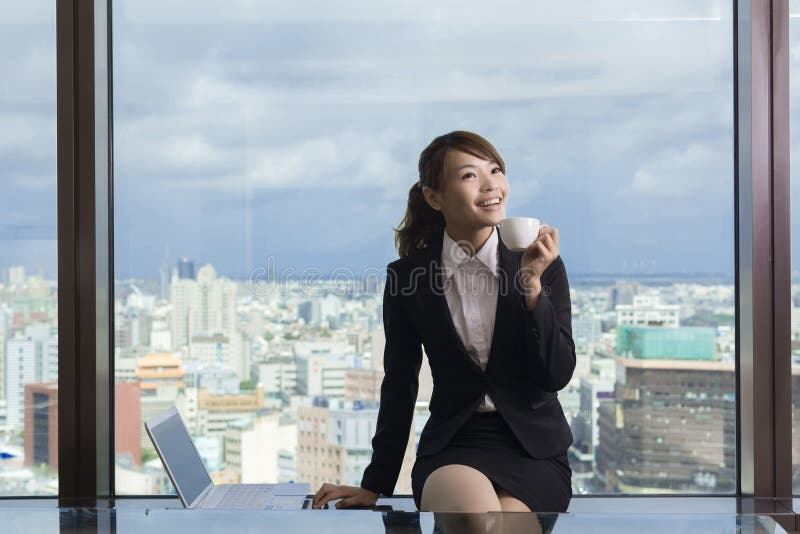 La femme asiatique d'affaires font une pause photos libres de droits La femme asiatique d'affaires font une pause photos libres de droits