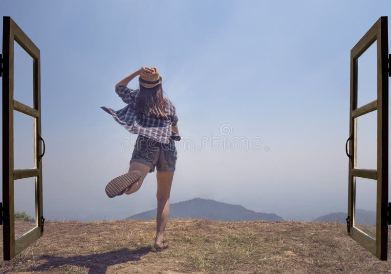 La femme asiatique sautent de la porte ouverte à la vue supérieure de montagne photo libre de droits La femme asiatique sautent de la porte ouverte à la vue supérieure de montagne photo libre de droits