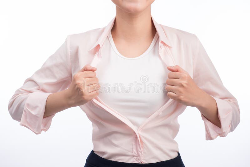 La femme assez asiatique de jeunes ouvrant sa chemise aiment un isolant de super héros photographie stock La femme assez asiatique de jeunes ouvrant sa chemise aiment un isolant de super héros photographie stock