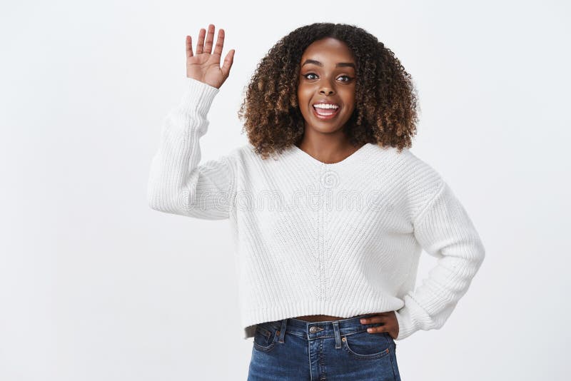 La femme attirante d'afro-américain animé sociable amical charismatique disent salut la salutation augmentée de ondulation de ges image stock La femme attirante d'afro-américain animé sociable amical charismatique disent salut la salutation augmentée de ondulation de ges image stock