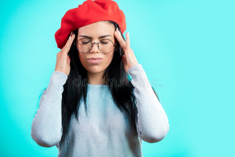 La femme attirante de mode a un mal de tête image stock La femme attirante de mode a un mal de tête image stock