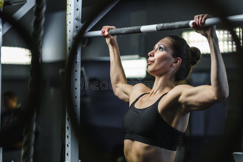 La femme attirante puissante CrossFit que l'entraîneur tirent se lève pendant la séance d'entraînement photos libres de droits La femme attirante puissante CrossFit que l'entraîneur tirent se lève pendant la séance d'entraînement photos libres de droits