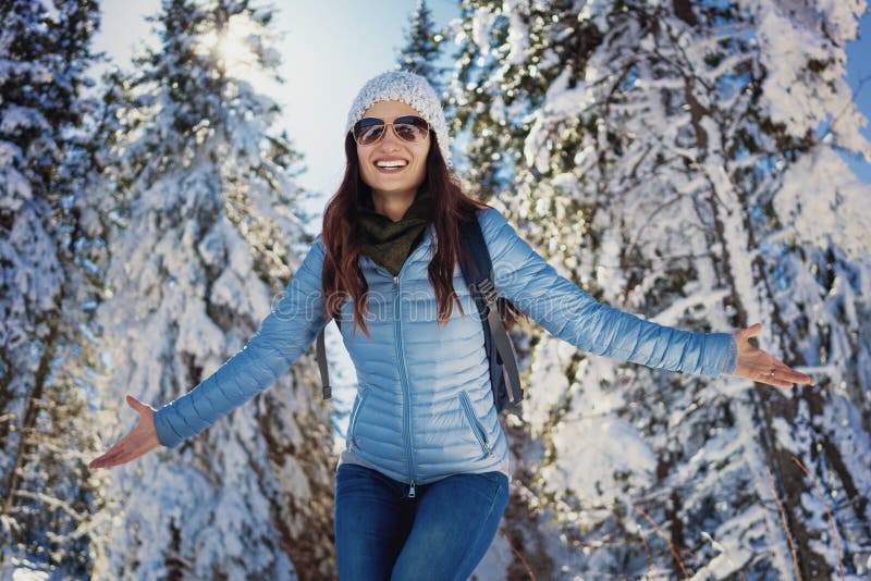 La femme ayant la promenade heureuse d'hiver dans la neige a couvert des bois image stock La femme ayant la promenade heureuse d'hiver dans la neige a couvert des bois image stock