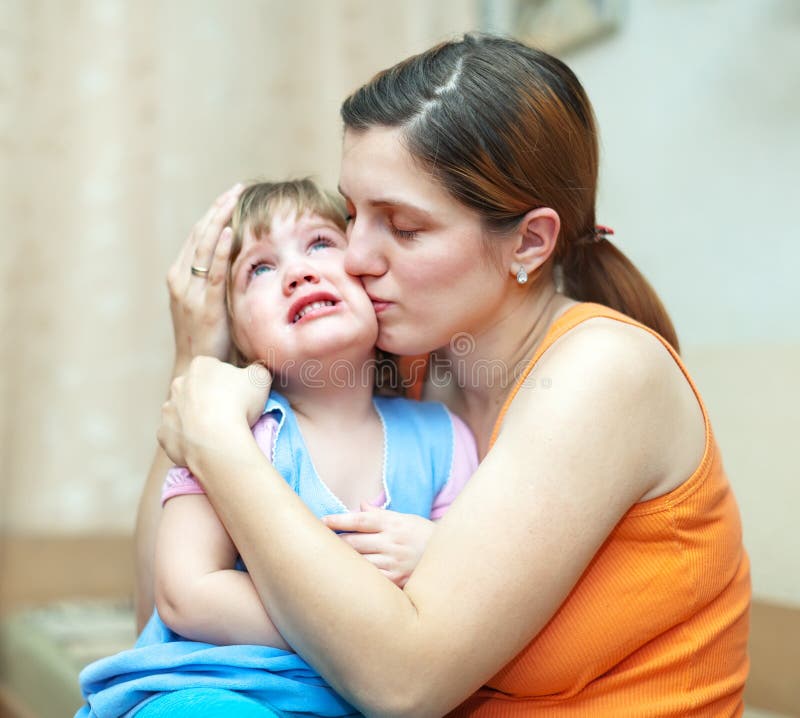 Мама и дочь плачут. Мама с плачущим ребенком. Мама обнимает плачущего ребенка. Плачущая мама с ребенком на руках. Ребенок плачет на руках у мамы.