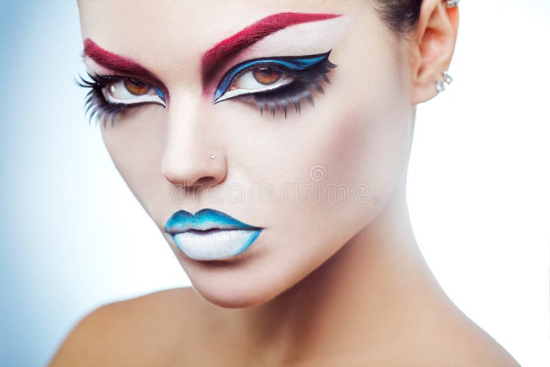 La femme caucasienne d'élégance de beauté avec composent le lookin à l'appareil-photo photos libres de droits La femme caucasienne d'élégance de beauté avec composent le lookin à l'appareil-photo photos libres de droits