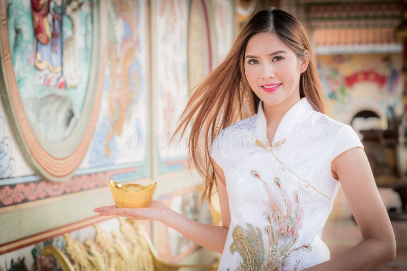 La femme chinoise asiatique dans le Chinois lundi de prise de chinois traditionnel photo stock La femme chinoise asiatique dans le Chinois lundi de prise de chinois traditionnel photo stock